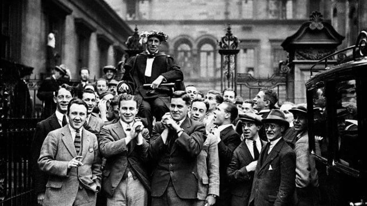 Eric Liddell being chaired from the graduation ceremony at the McEwan Hall