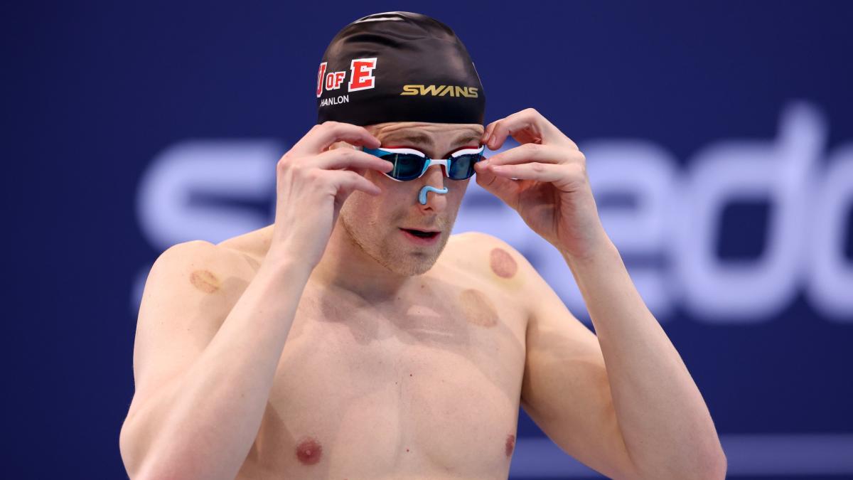 Stephen Clegg putting goggles on at the 2024 British Swimming Championships