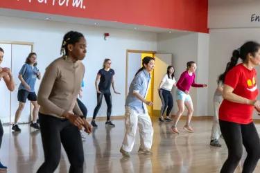 image of gym class people smiling