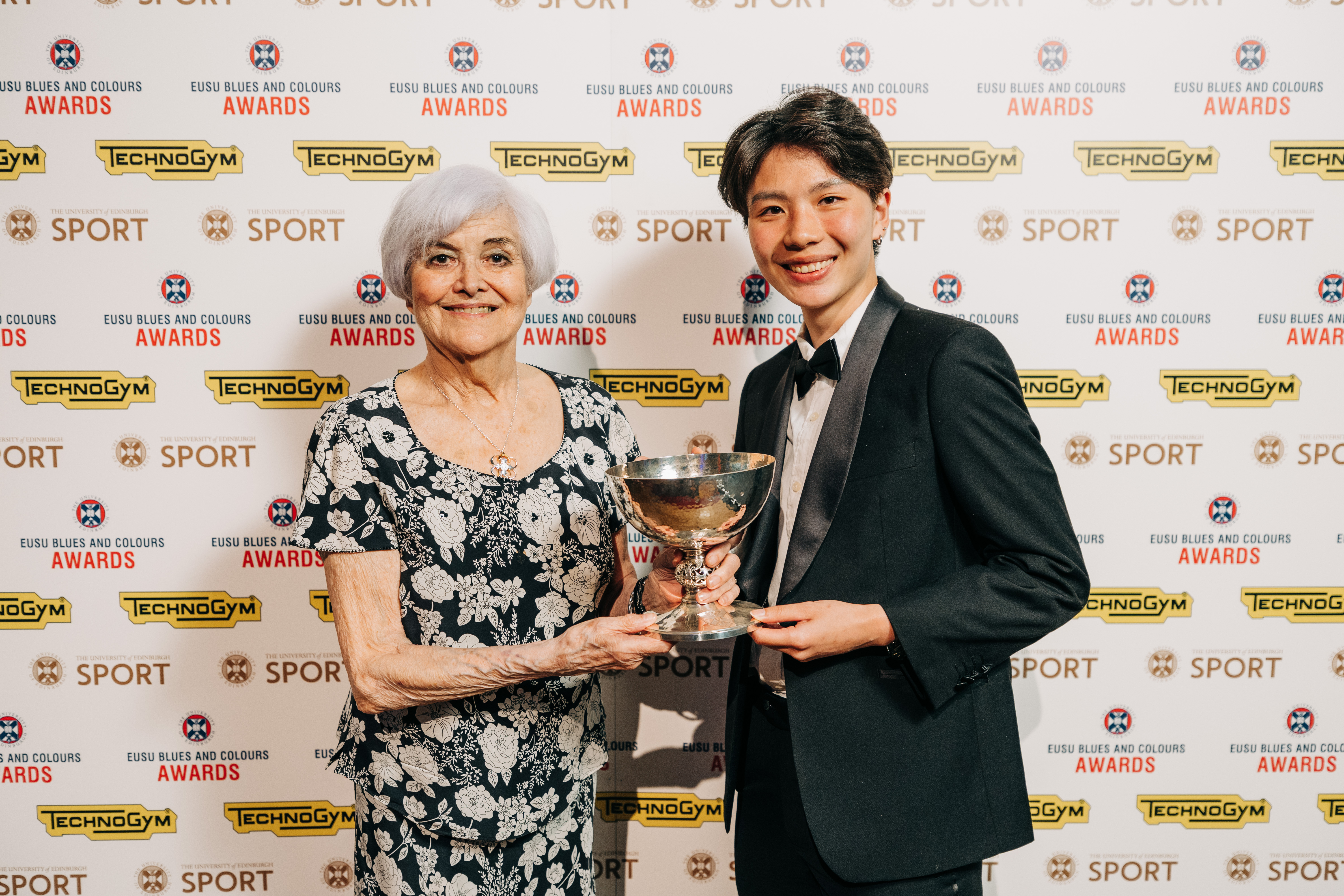 Chin Man Yang receiving the Alex Currie award from Pamela Currie